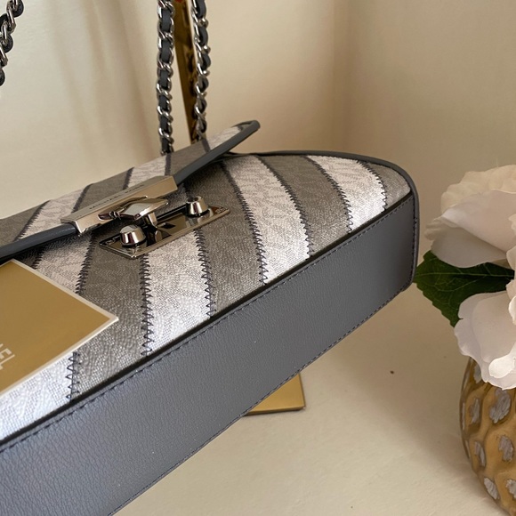 Brand née Micheal kors bah😍 - Picture 4 of 12